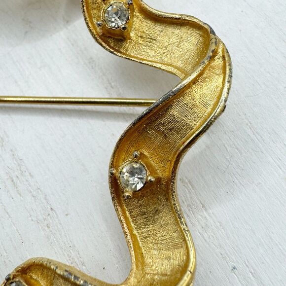 SARAH COVENTRY Large Gold Tone Wreath Ribbon & Rhinestone Pin Brooch Vintage - Picture 6 of 8